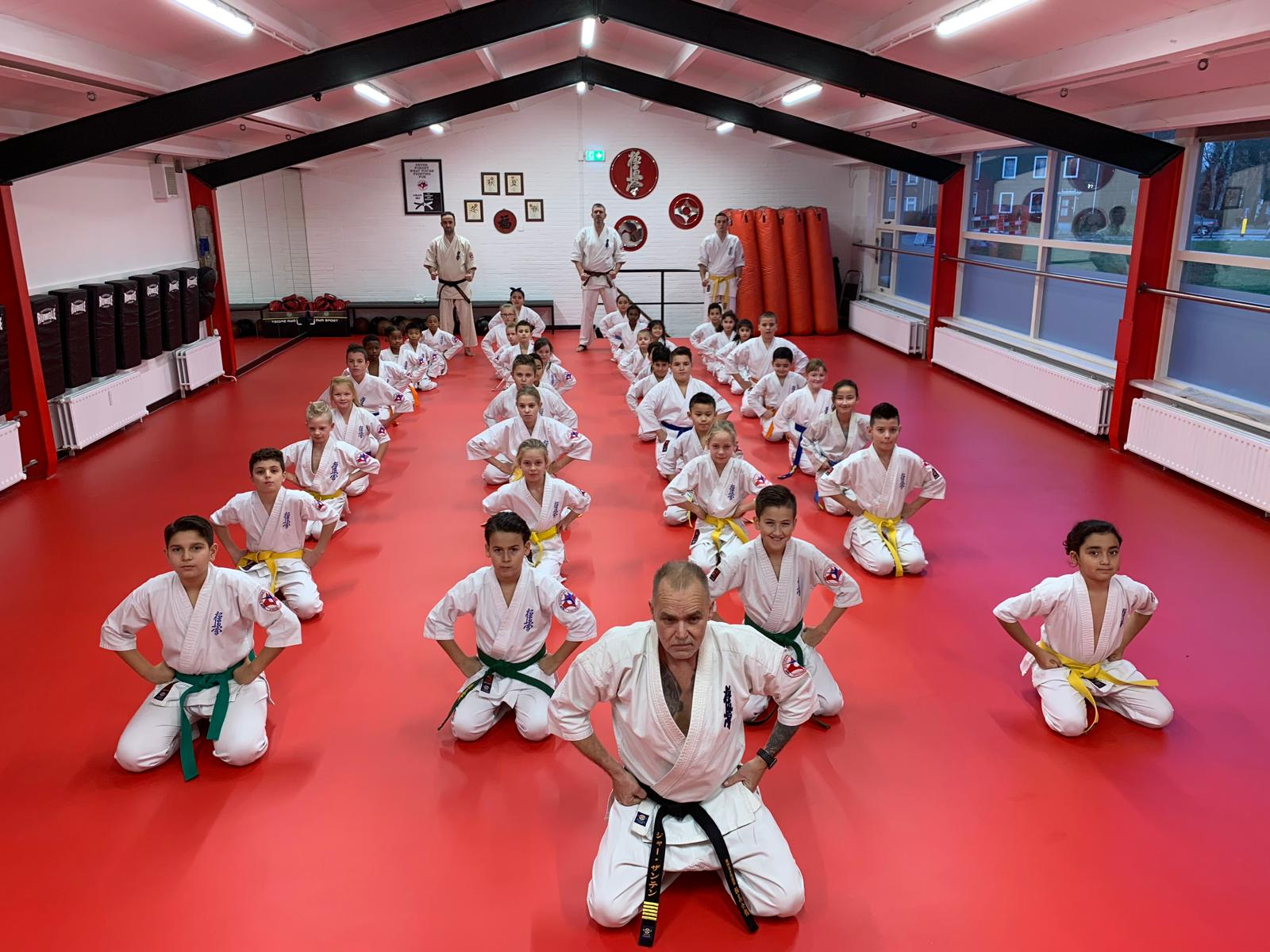 Jeugdkarategroep met Shihan Ger van Zanten in de dojo